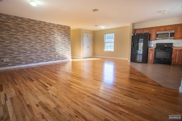 Property Photo:  90-92 W Kinney Street Unit 3  NJ 07102 