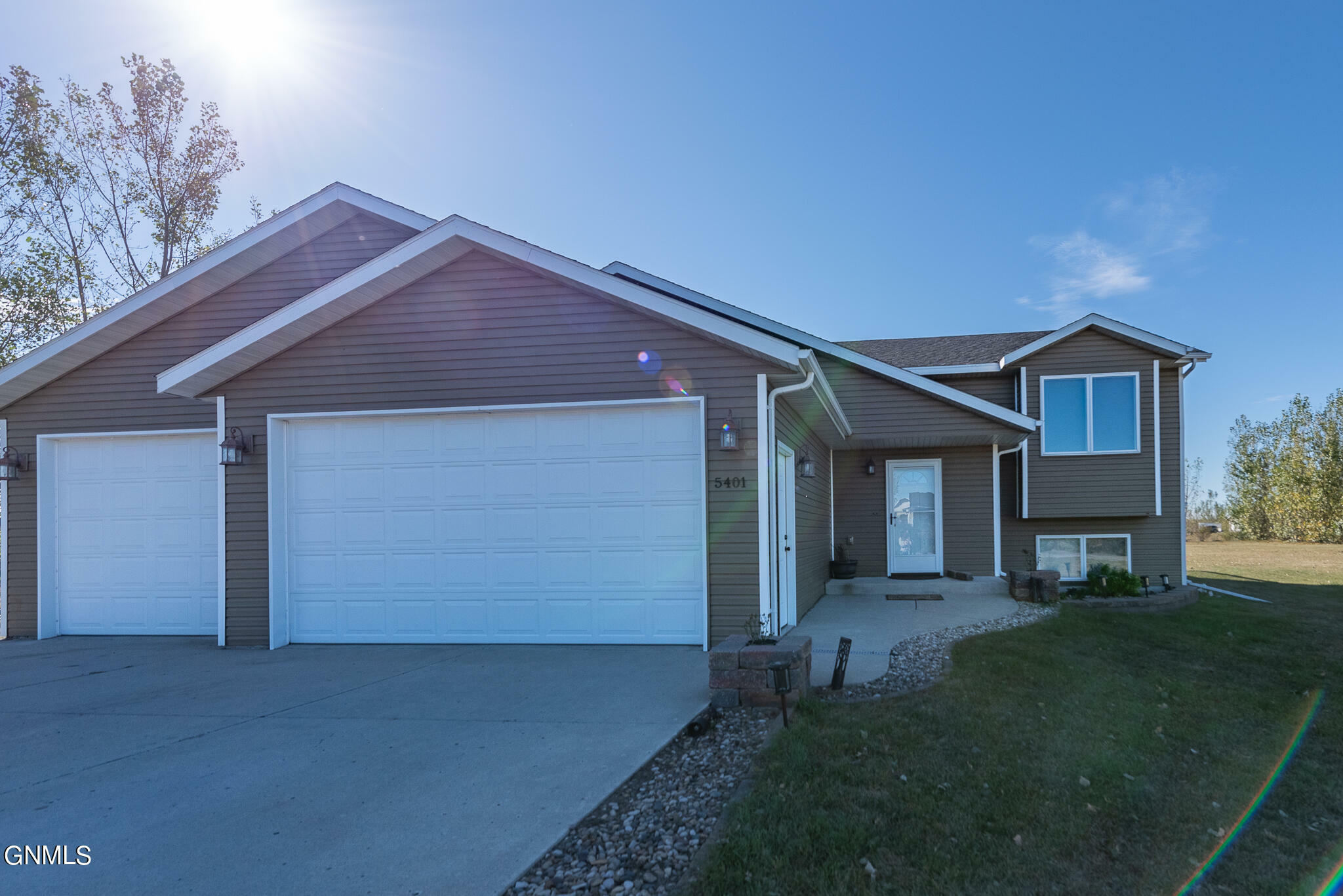 Property Photo:  5401 Woodrow Drive  ND 58504 