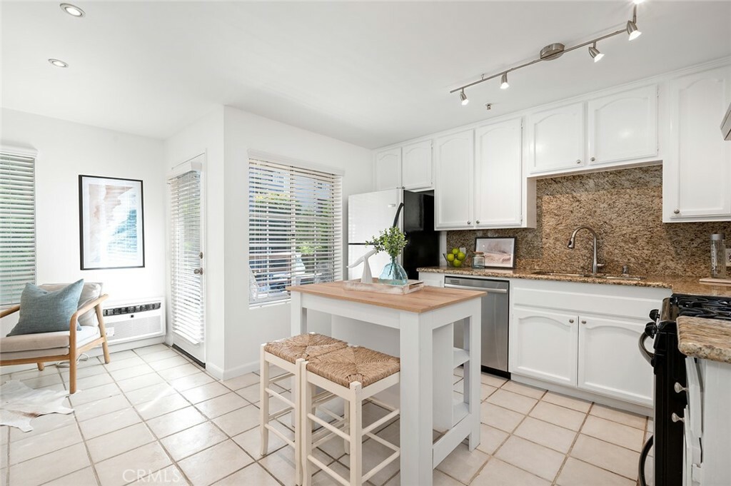 Property Photo:  707 W 4th Street 1  CA 90802 