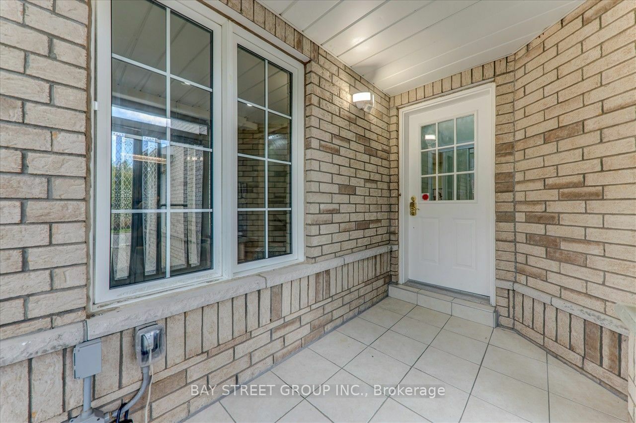 Property Photo:  21 Debonair Dr  ON L4C 0R2 