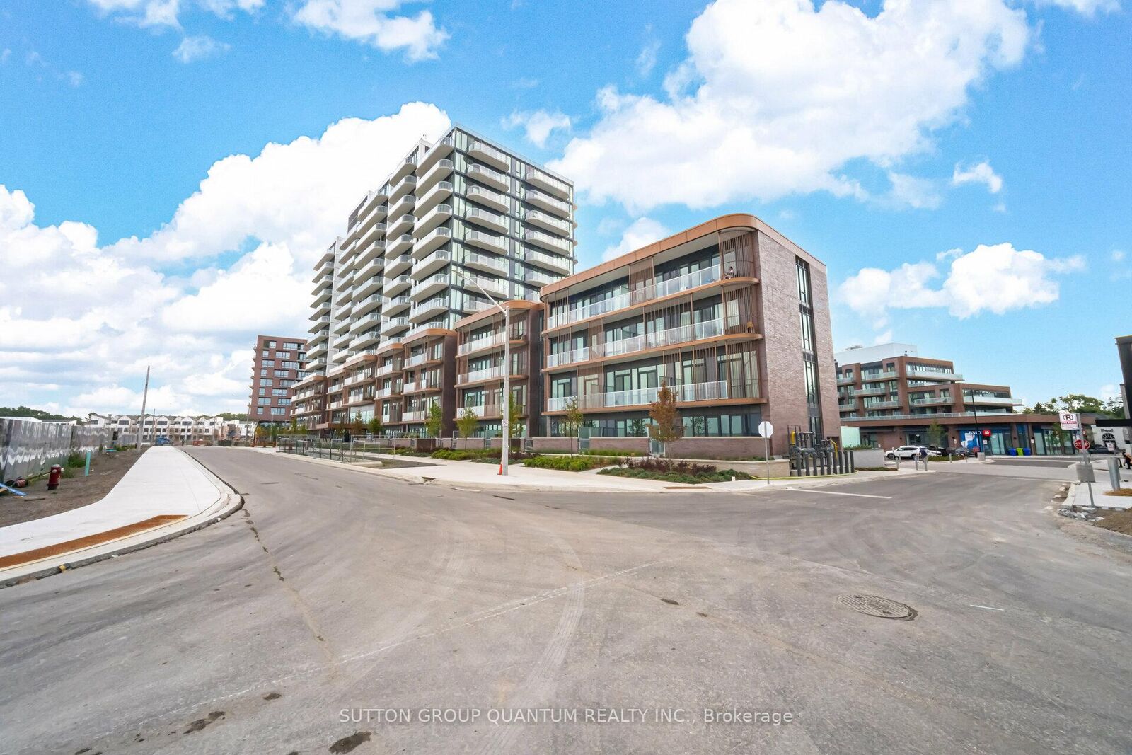 Property Photo: 220 Missinnihe Way 1305 ON L5H 0A9