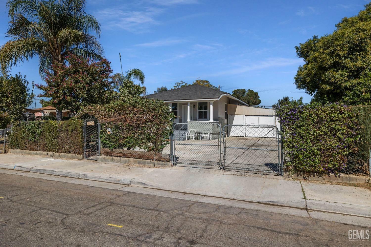 Property Photo:  1116 Cannon Avenue  CA 93307 