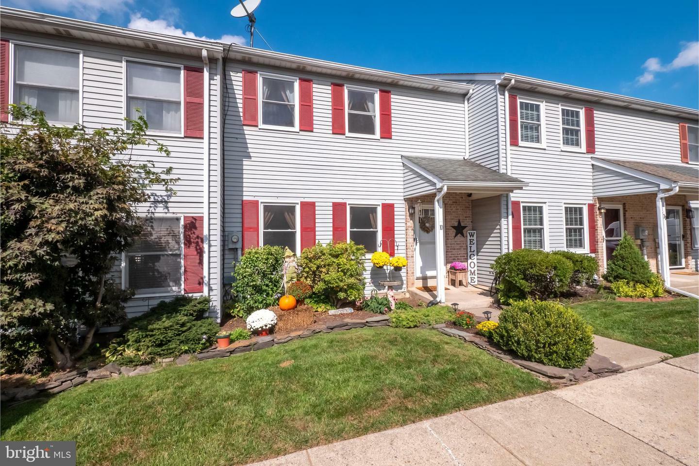 Property Photo:  10 Fort Lee Court  PA 18040 