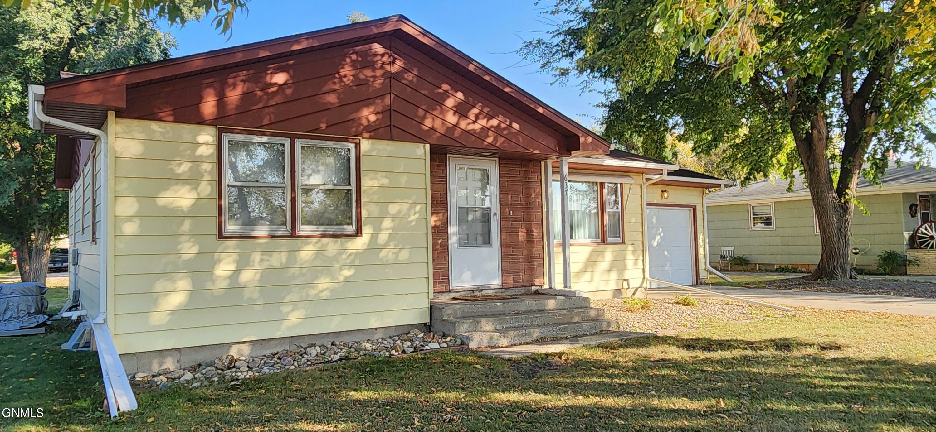 Property Photo:  637 10th Avenue SW  ND 58072 