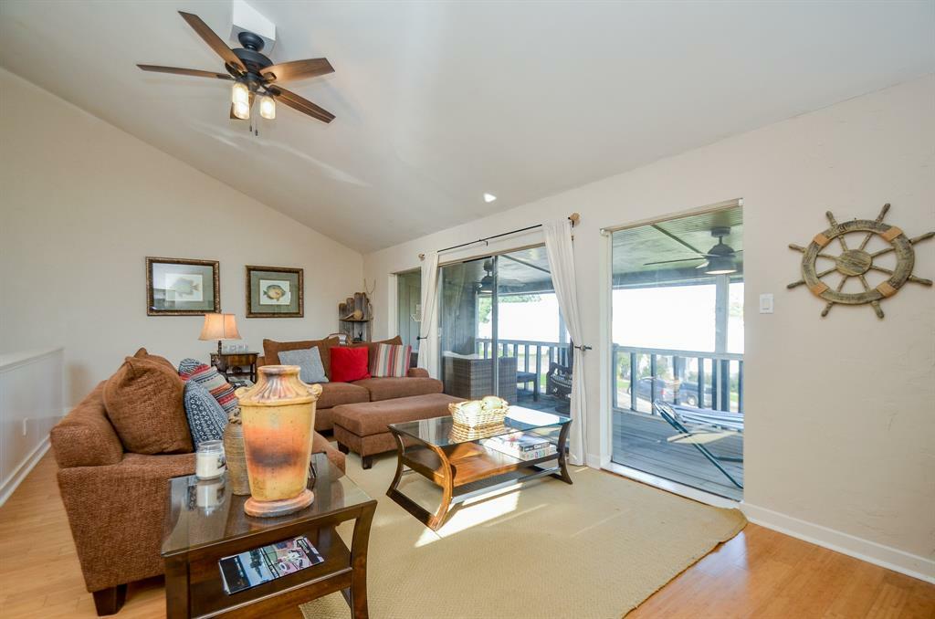 Property Photo: 104 April Point Drive TX 77356