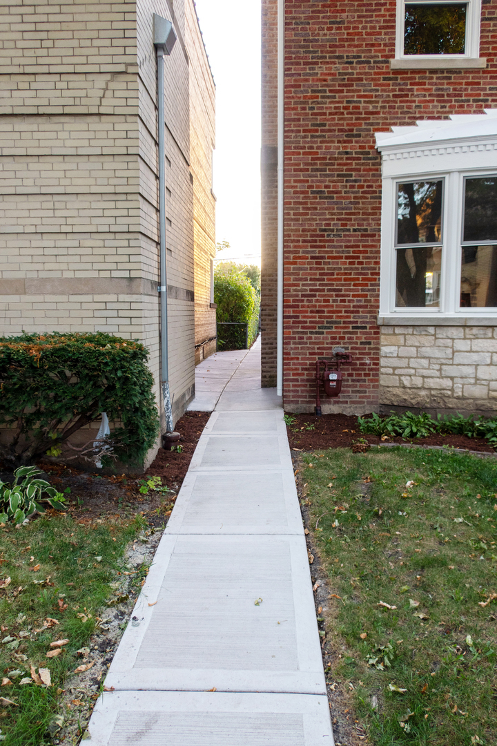 Property Photo:  5837 N Spaulding Avenue  IL 60659 