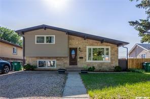 Property Photo:  811 L Avenue N  SK S7L 2R3 