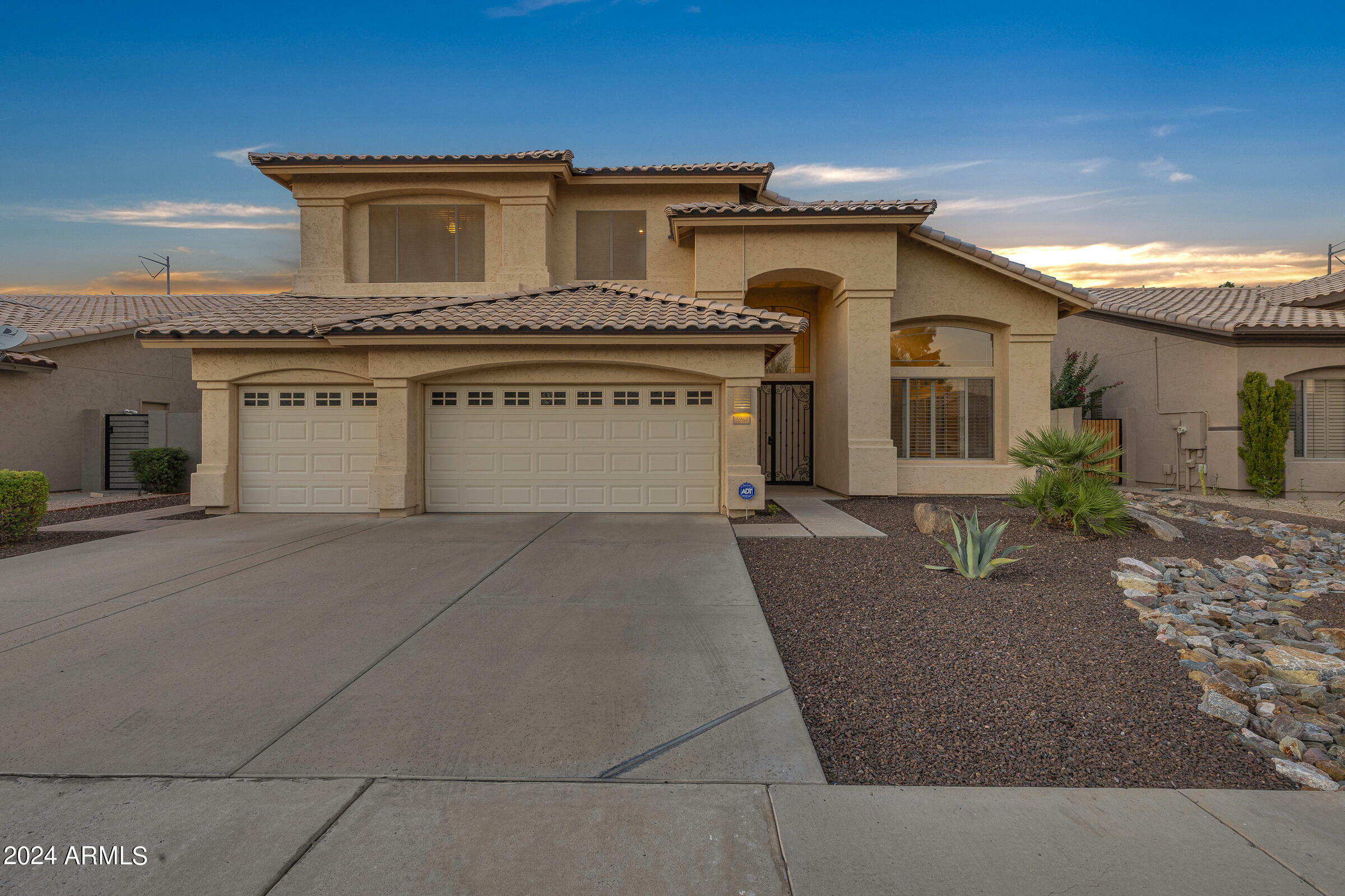 Property Photo: 1962 E Drake Drive AZ 85283