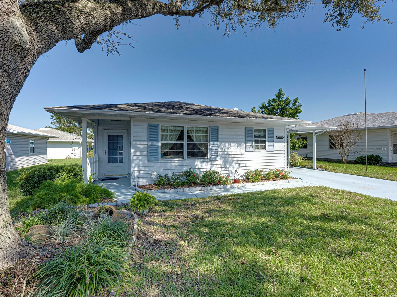 Property Photo:  4918 Colonnades Circle W  FL 33811 