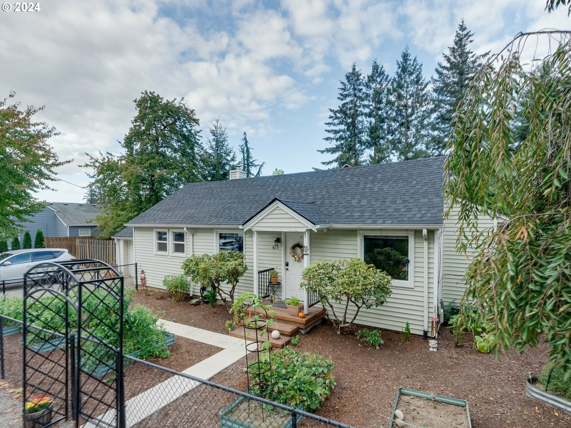 Property Photo:  615 SE 155th Ave  OR 97233 