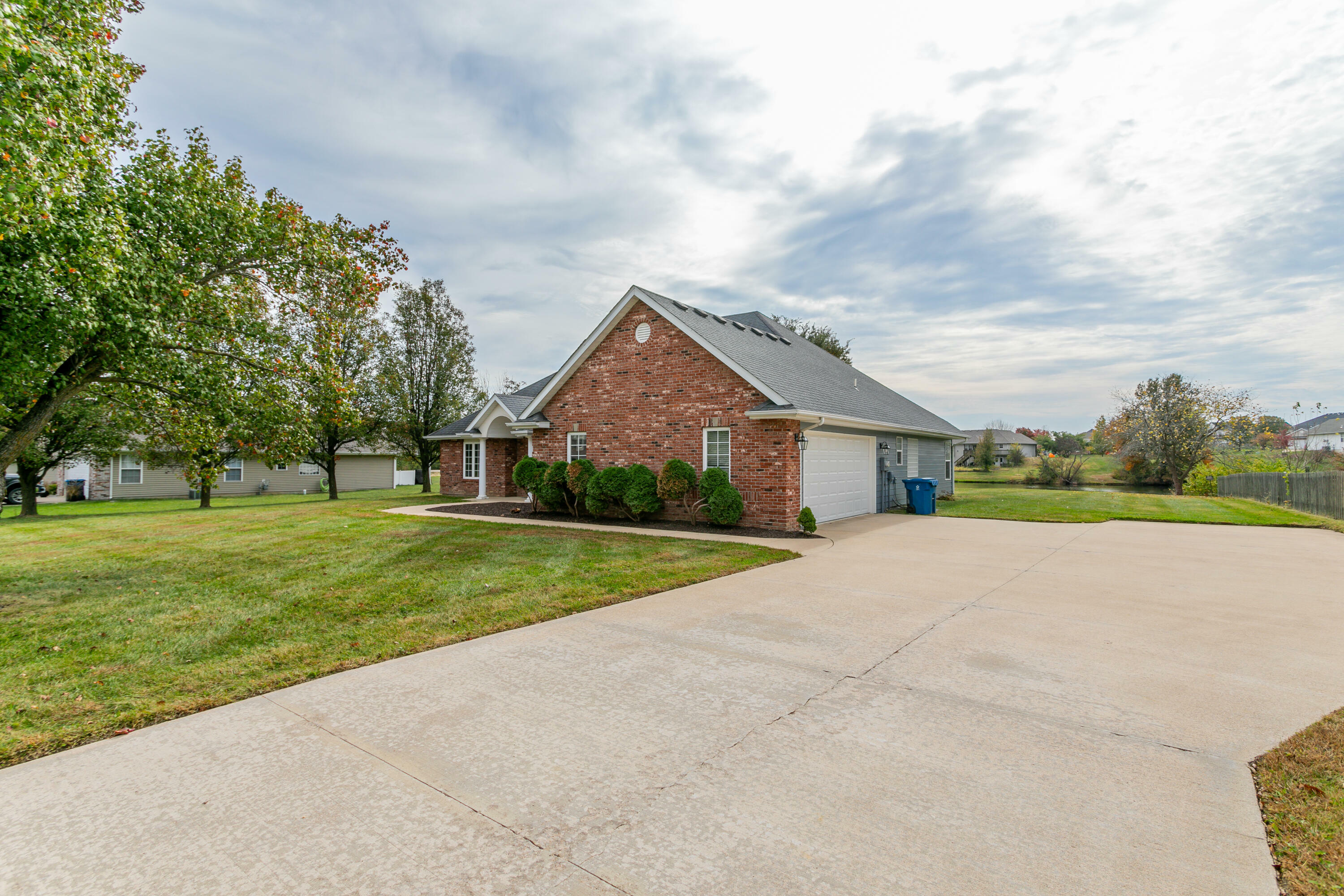 Property Photo:  600 Redwing Dr  MO 65010 