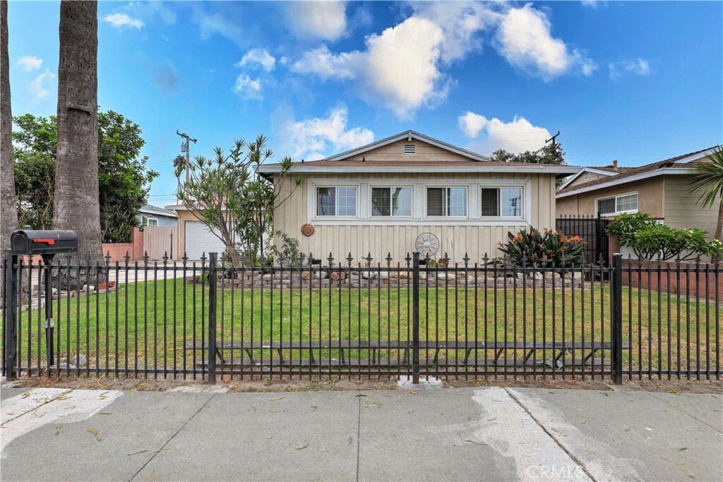 Property Photo: 7842 La Casa Way CA 90620
