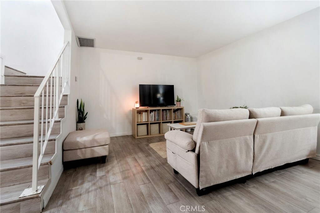 Property Photo: 7321 Lennox Avenue I7 CA 91405