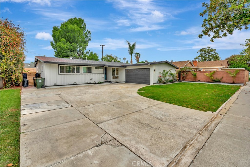 Property Photo:  1437 S Courtney Avenue  CA 92833 