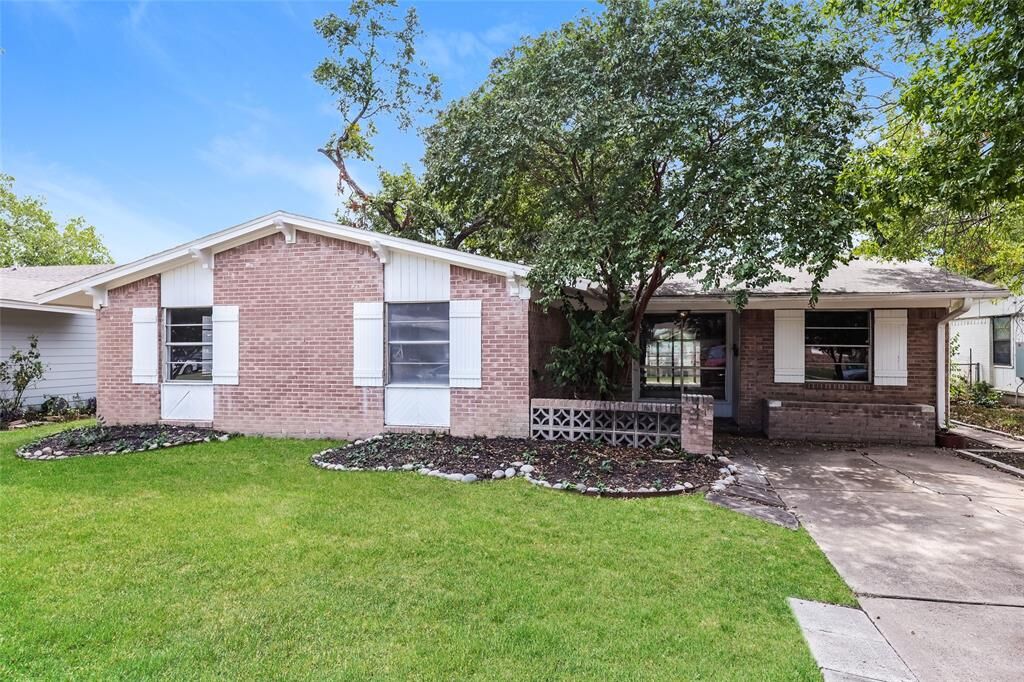 Property Photo:  1838 Burning Tree Lane  TX 75006 