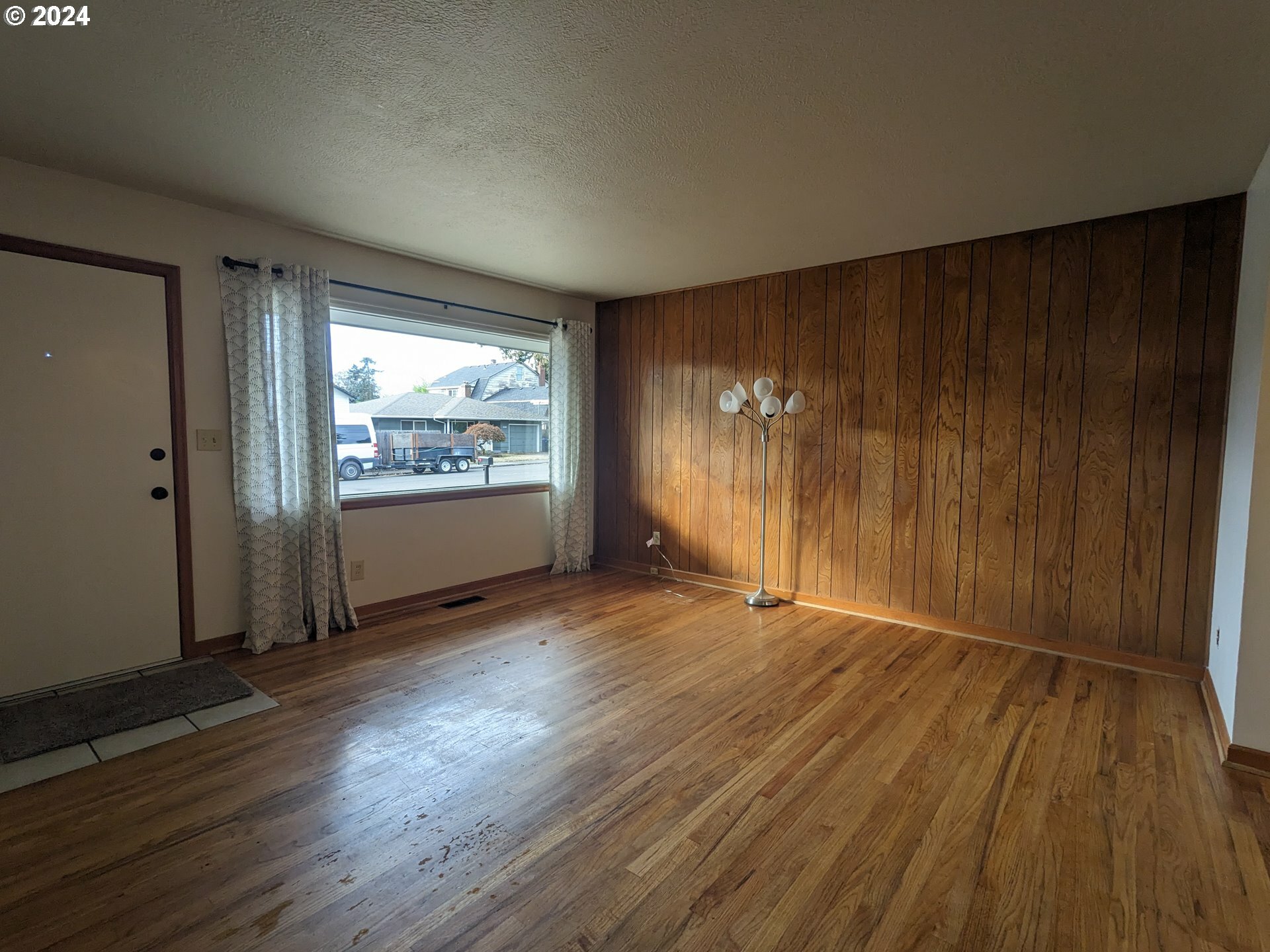 Property Photo:  11202 SE 33rd Ave  OR 97222 