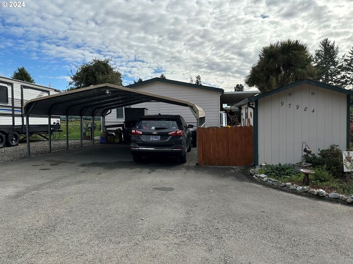 Property Photo: 97984 Klamath Ave OR 97415