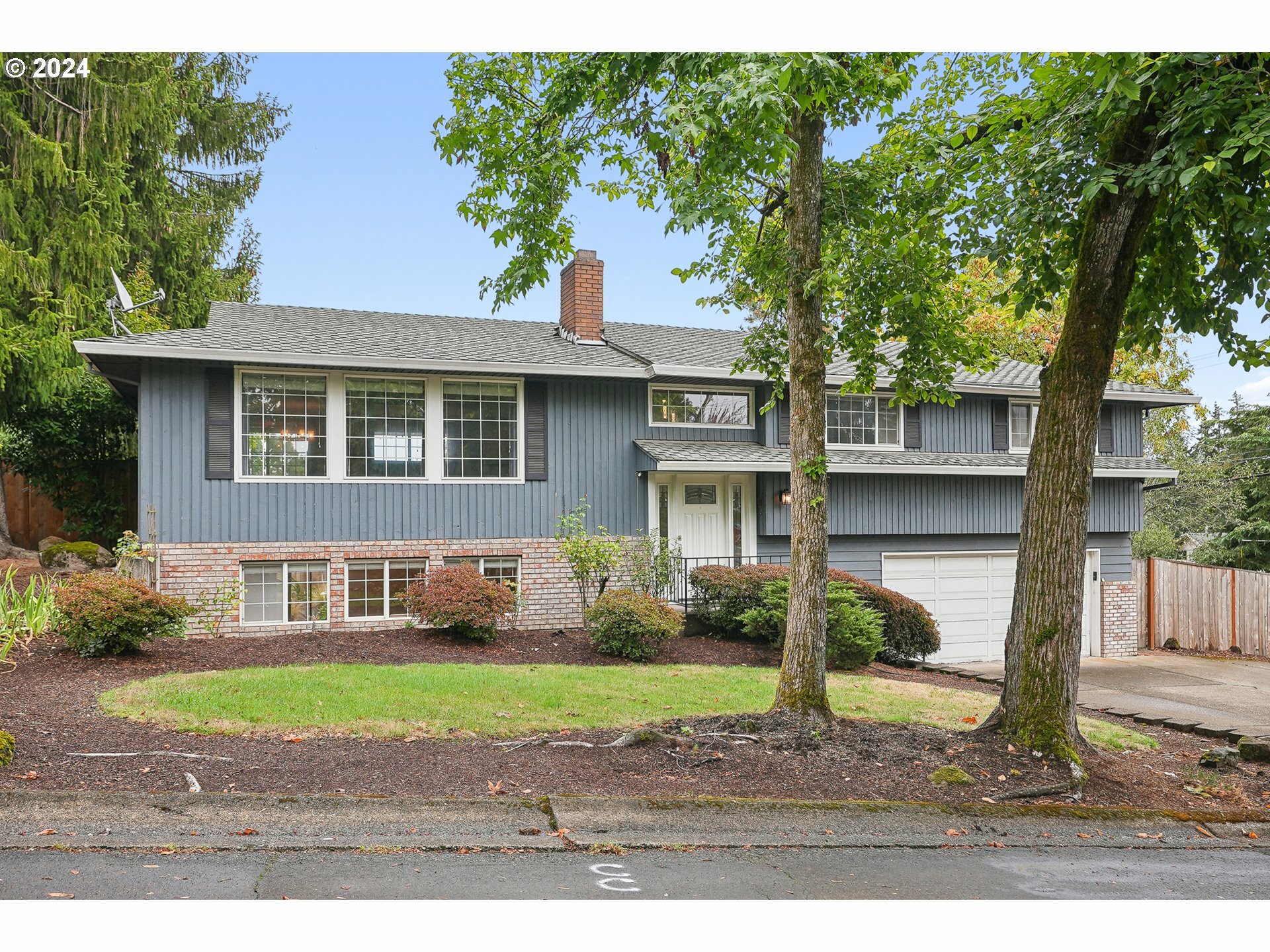 Property Photo: 7450 Ridge Dr OR 97027