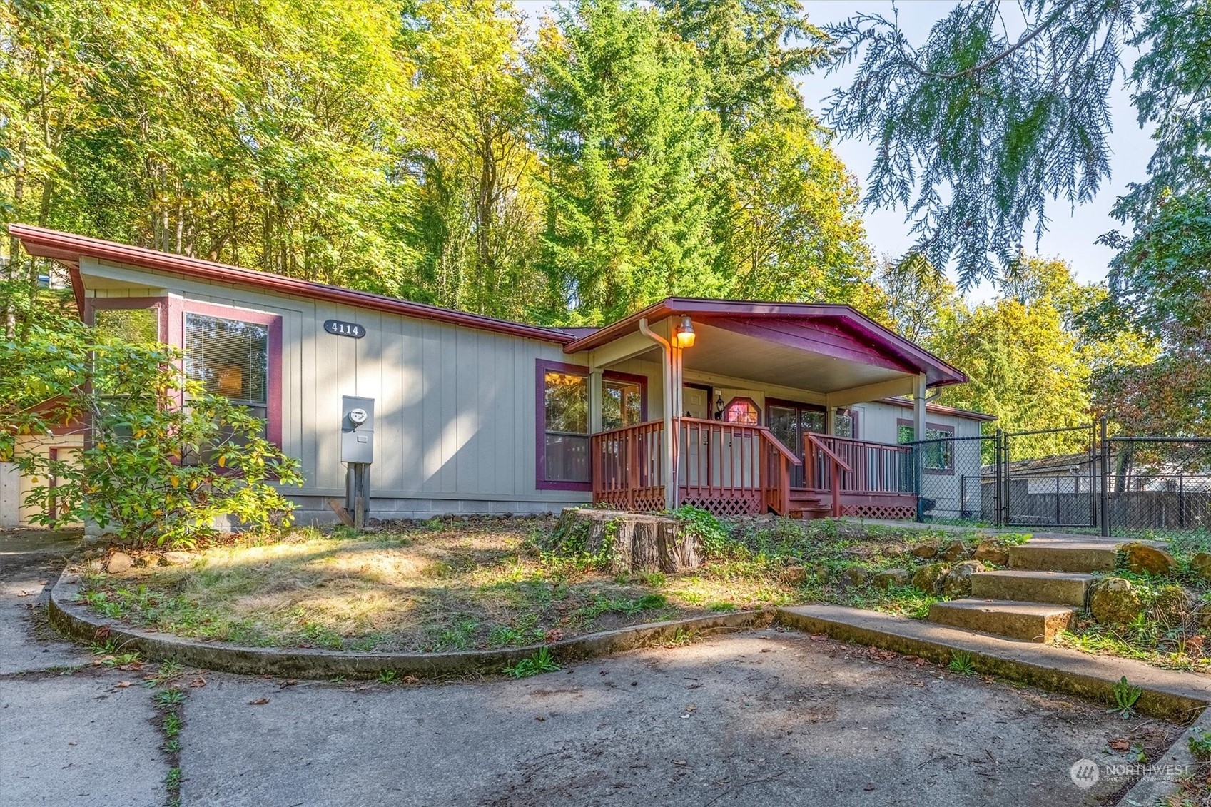 Property Photo:  4114 Poplar Way  WA 98632 