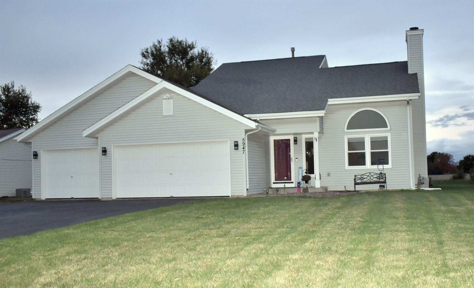 Property Photo:  5947 Longest Drive  IL 61080 
