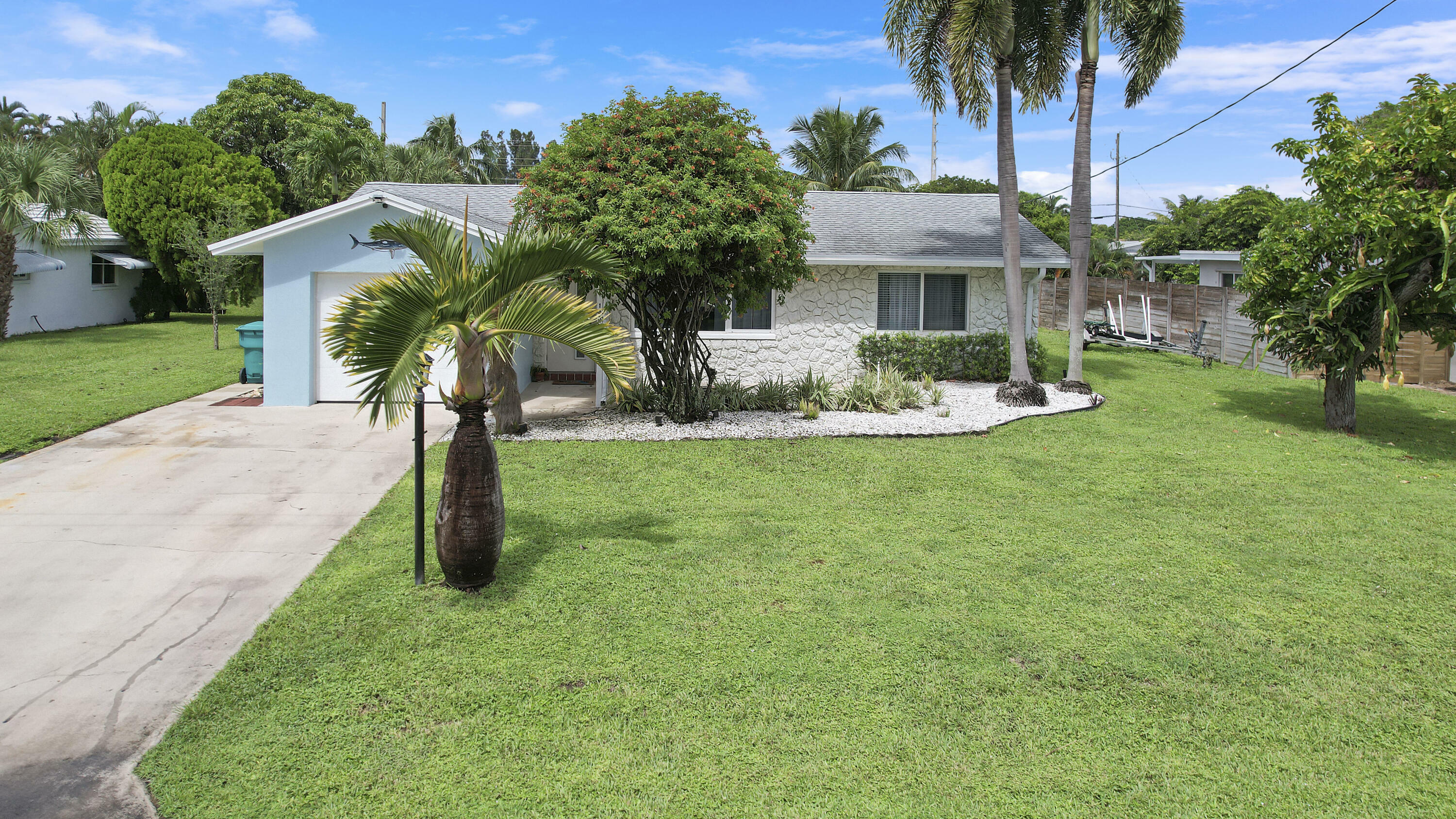 Property Photo:  1004 Coral Court  FL 33426 