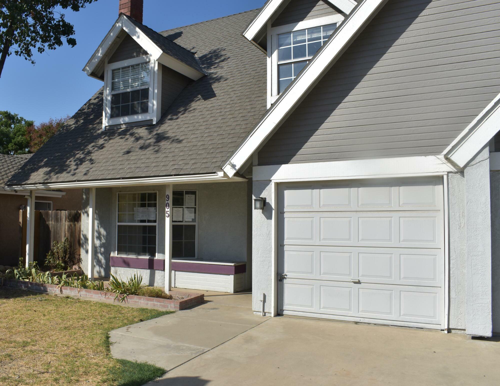 Property Photo:  905 N Oakwood Court  CA 93291 