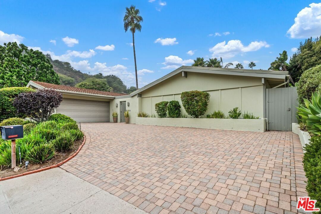 Property Photo:  7551 Kimdale Ln  CA 90046 