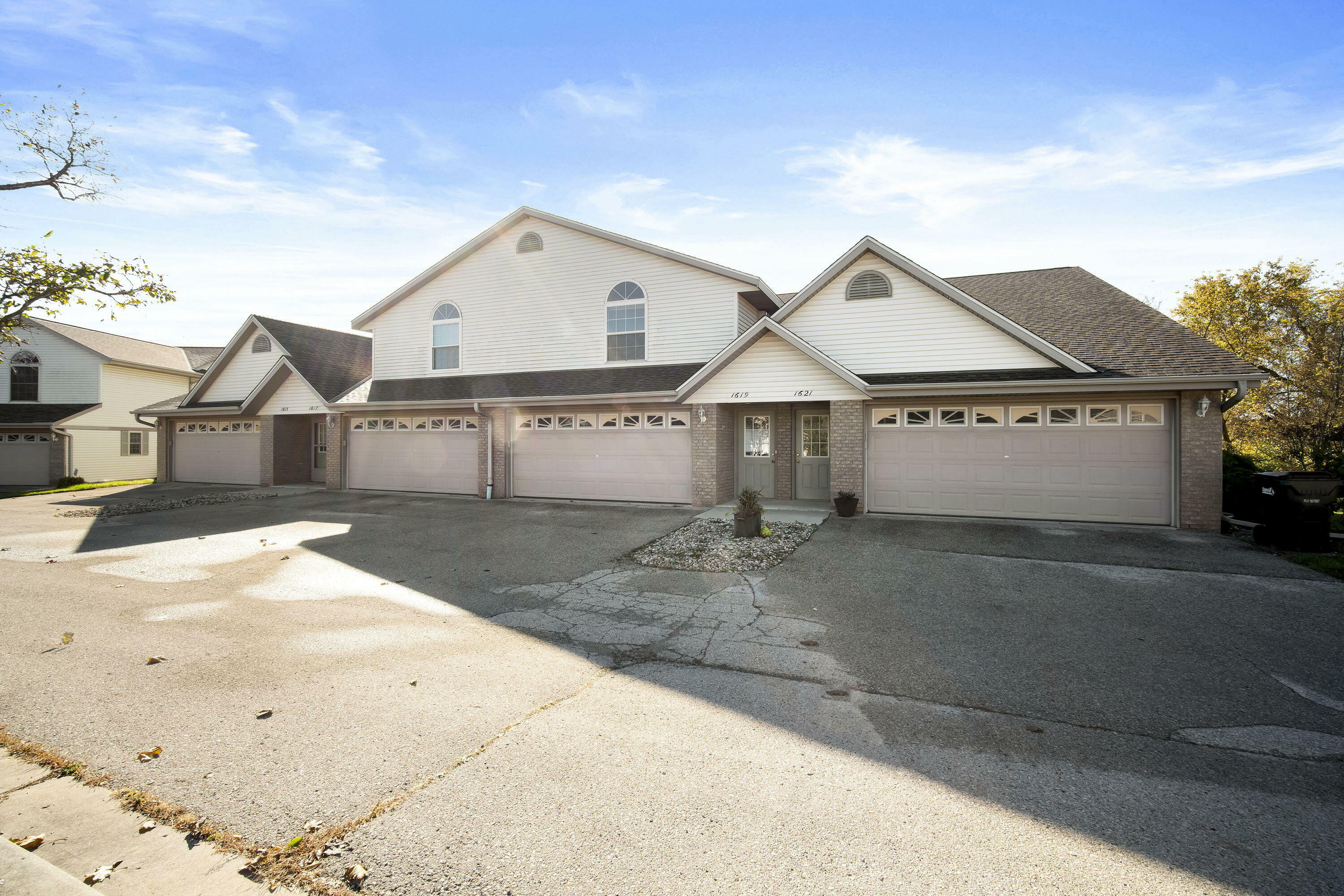 Property Photo:  1619 Goldenrod Cir  WI 53095 