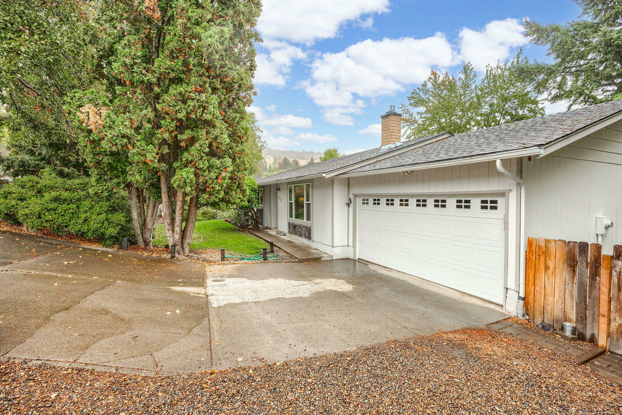 Property Photo:  1556 Angel Crest Drive  OR 97504 