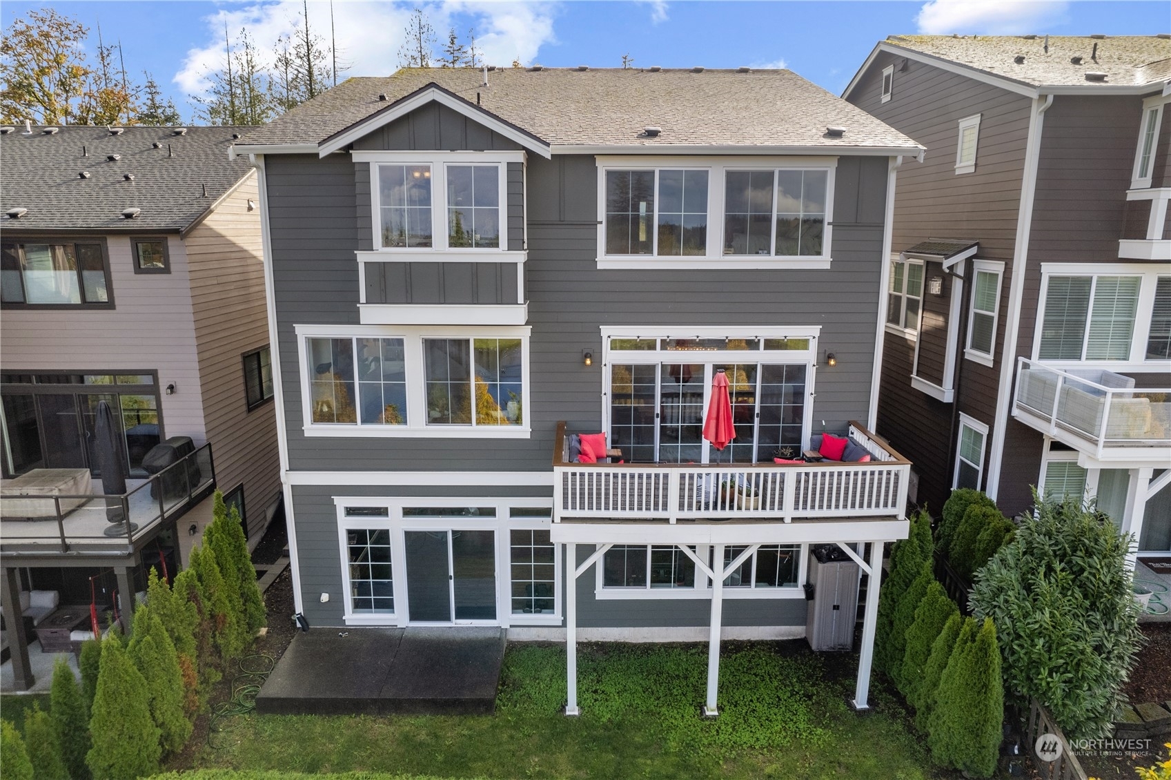 Property Photo:  1405  Pine Crest Circle NE  WA 98029 