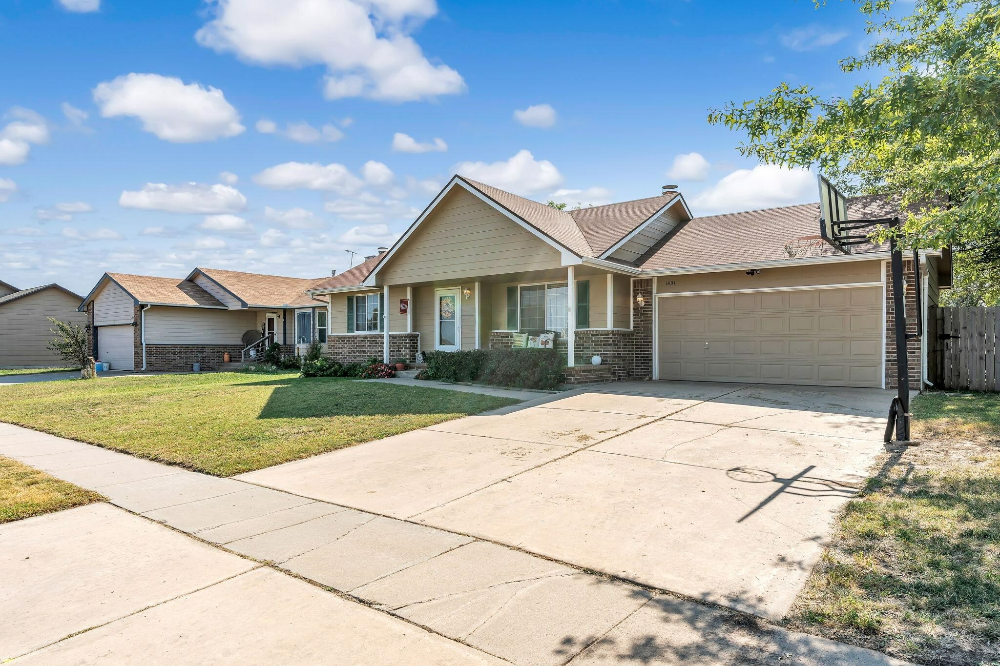 Property Photo:  1801 E Summerwood St  KS 67052 