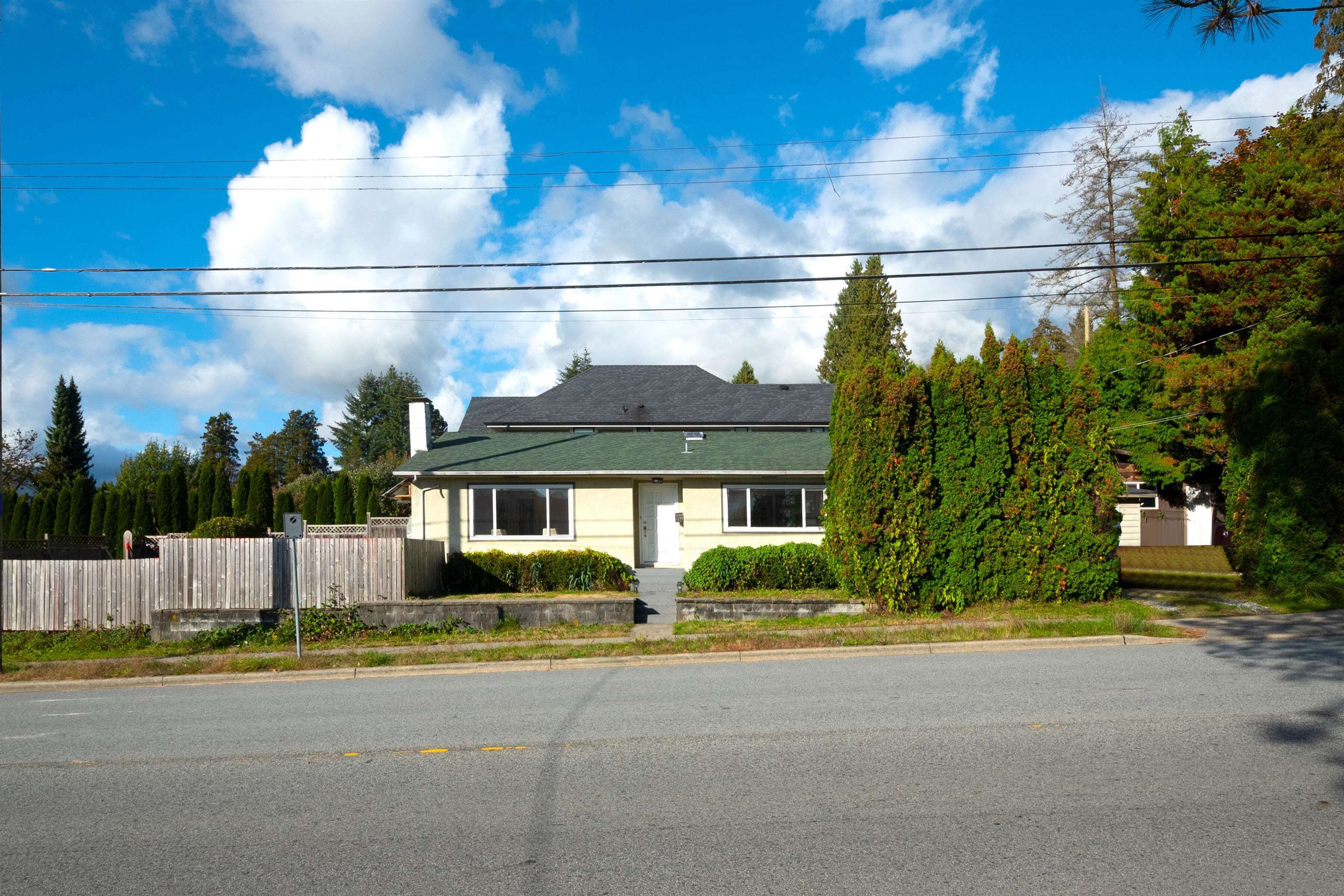 Photo de la propriété:  356 W 23rd Street  BC V7M 2B5 