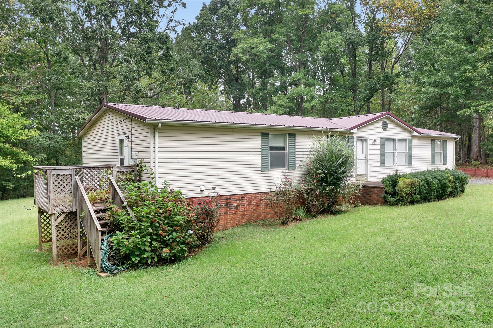 Property Photo:  2461 Pinnacle Drive  NC 28609 