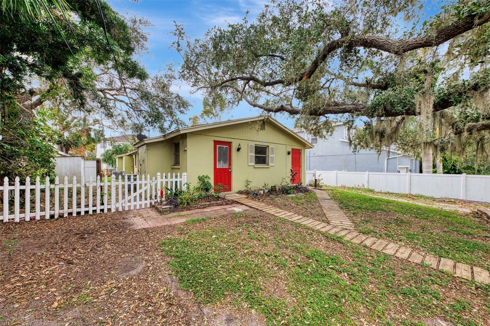 Property Photo:  1802 Robinhood Street  FL 34231 