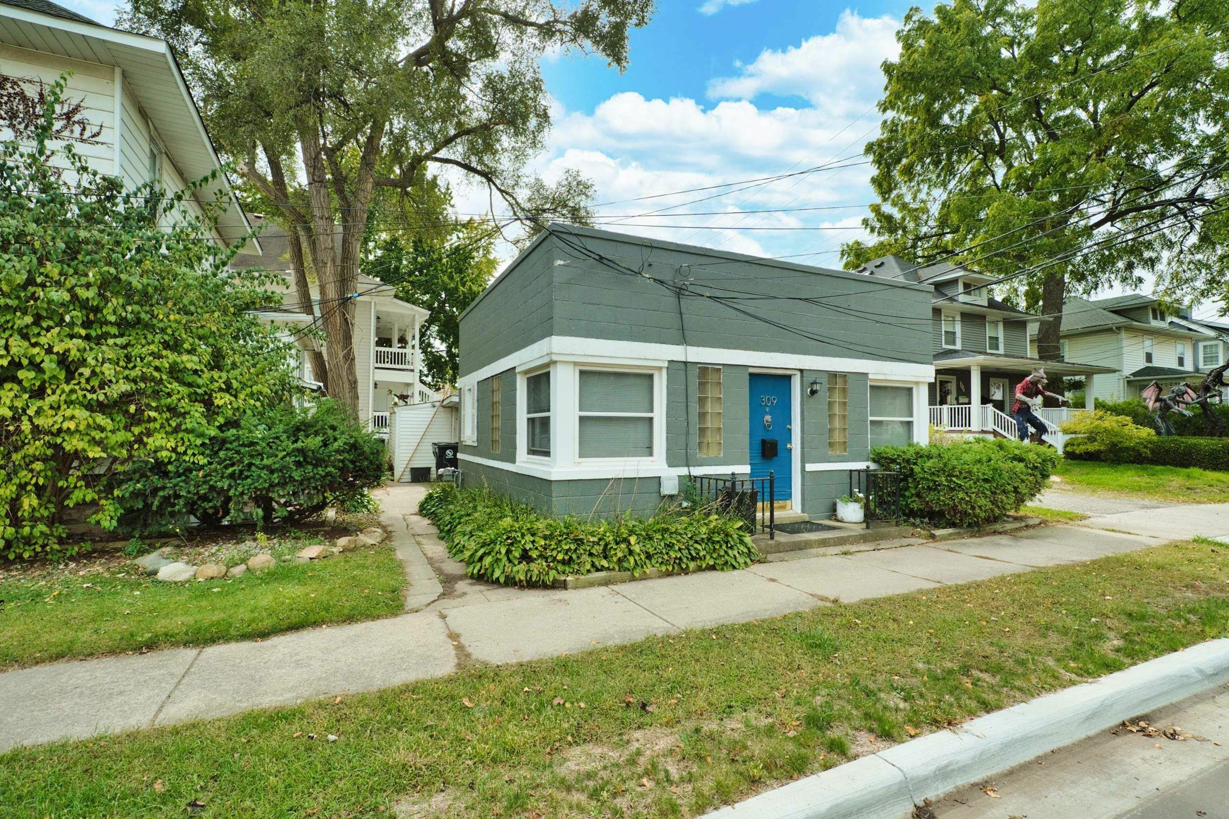 Property Photo:  1002 S Washington Avenue  MI 48067 3218 