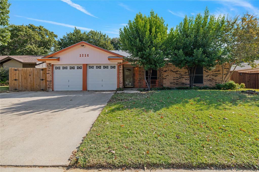 Property Photo: 1216 Cumberland Drive TX 76022