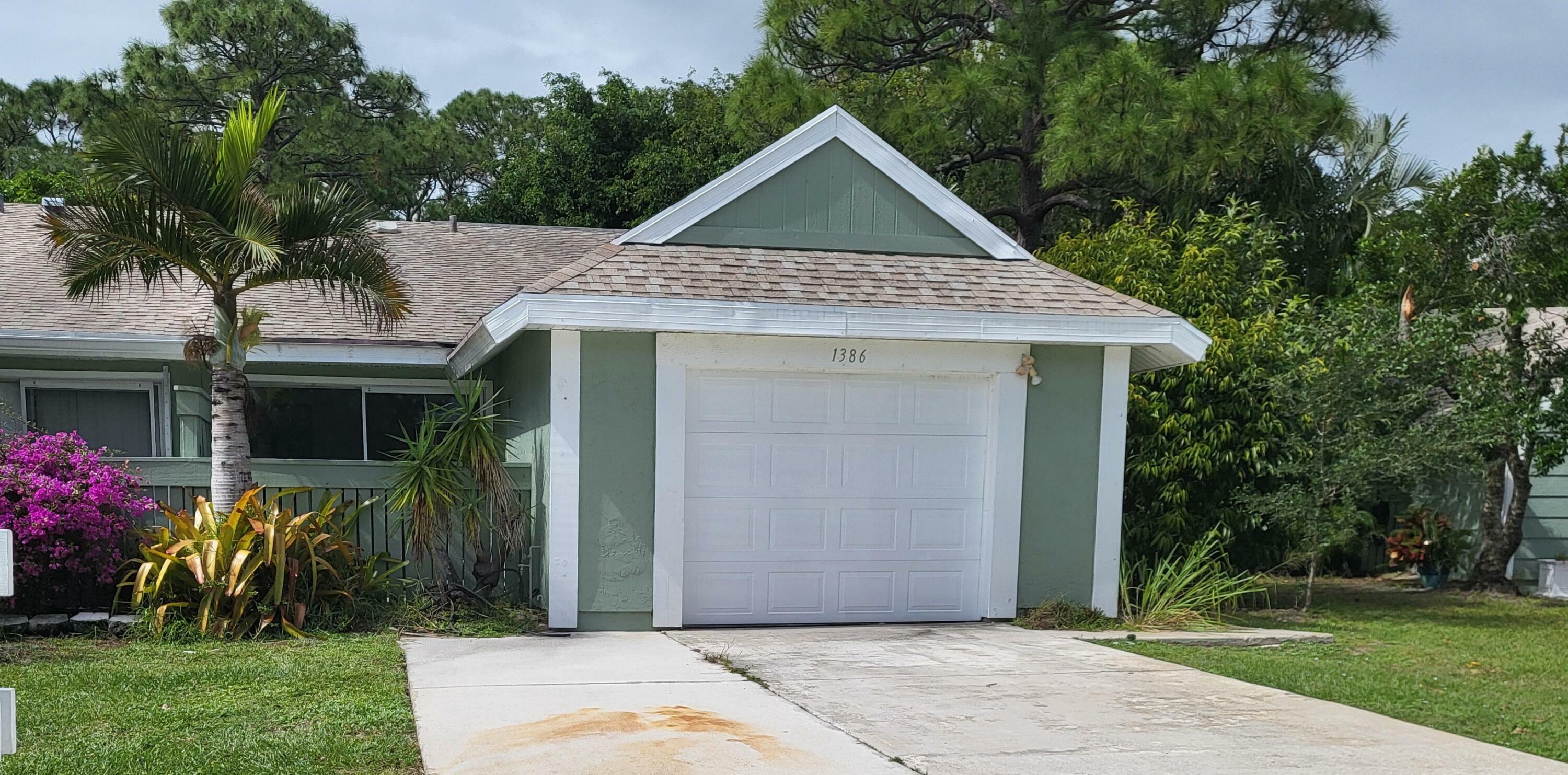 Property Photo:  1386 SE Rivergreen Circle  FL 34952 