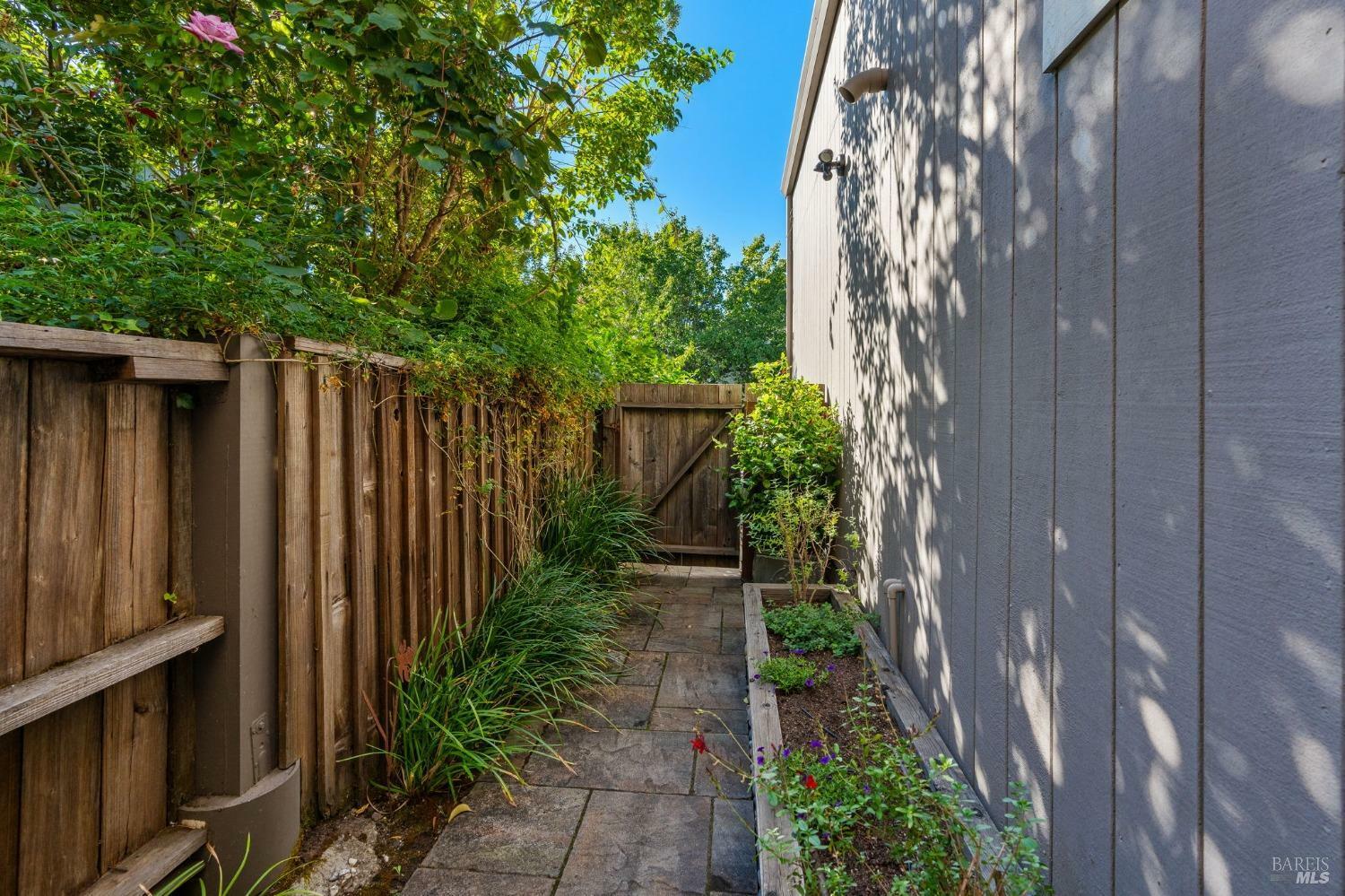 Property Photo:  1372 Meadow Court  CA 95448 