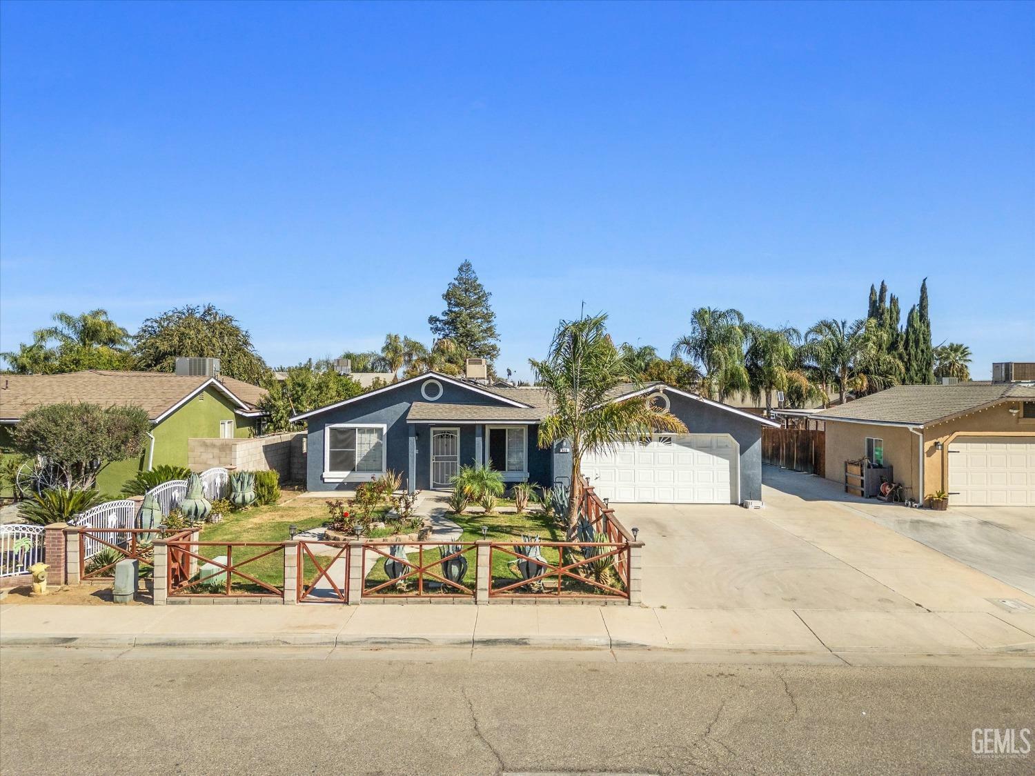 Property Photo:  838 Brittany Street  CA 93263 