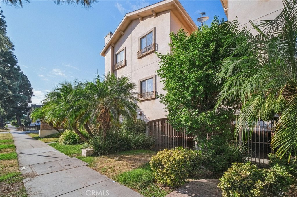 Property Photo:  17311 Chatsworth Street 4  CA 91344 