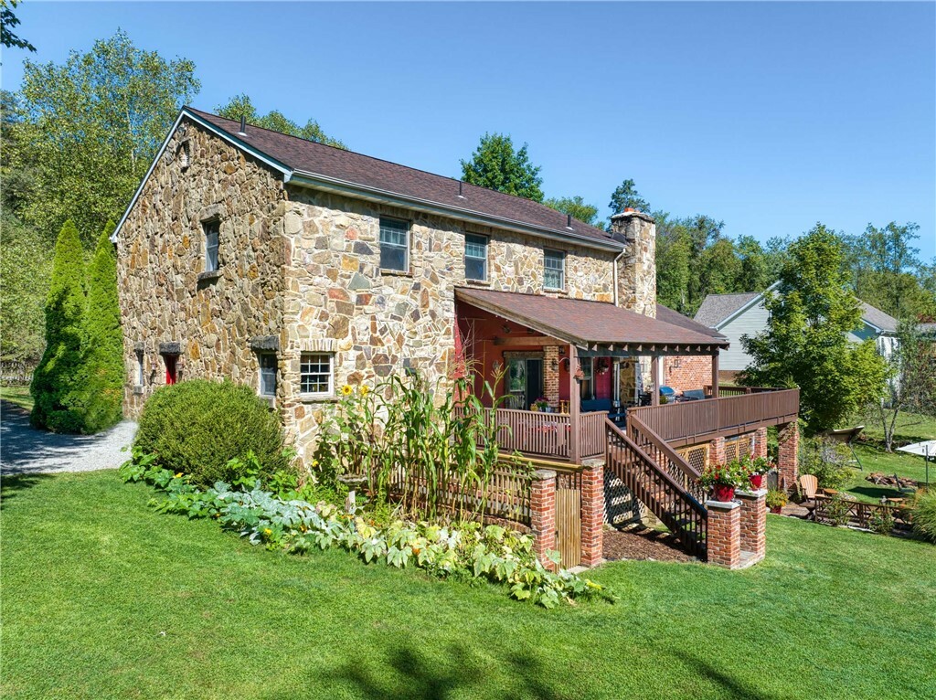 Property Photo:  2439 Northview Drive  PA 15642 