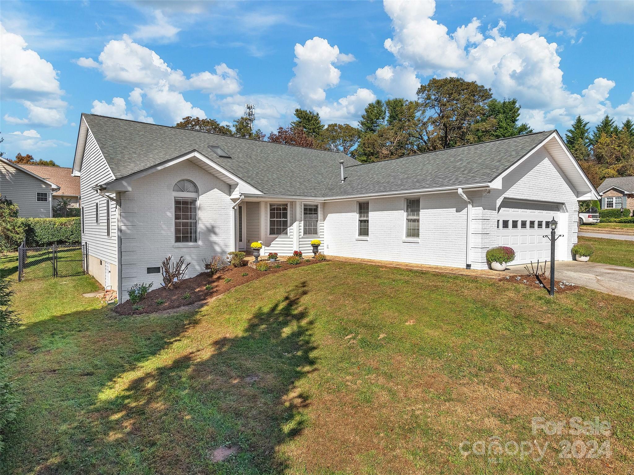 Property Photo:  1 Gatehouse Court  NC 28803 