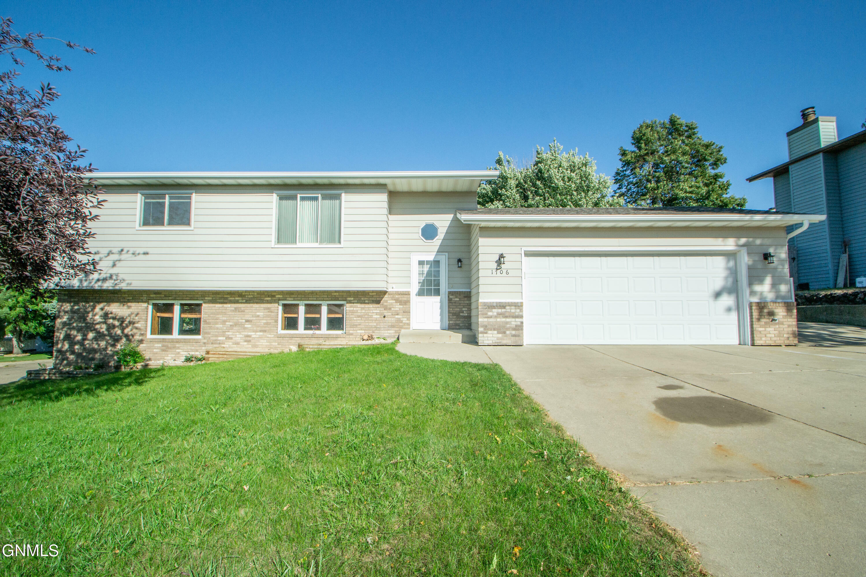 Property Photo:  1706 12th Avenue SE  ND 58554 