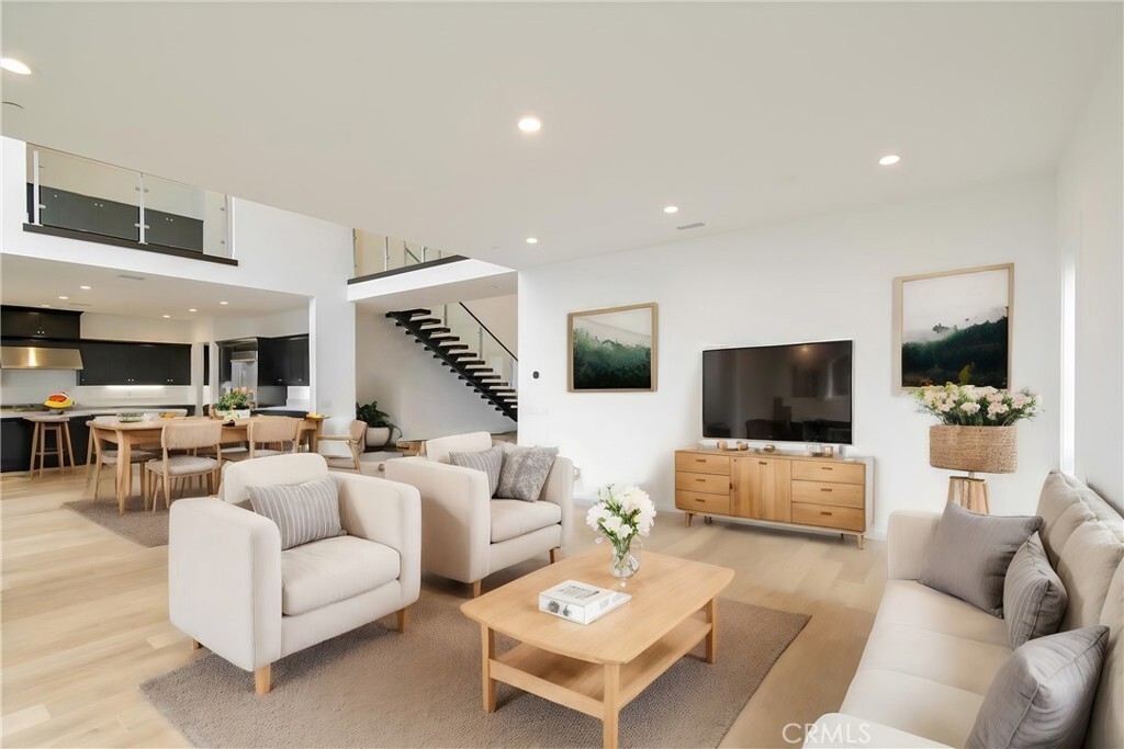 Property Photo:  20422 W Willoughby Lane  CA 91326 