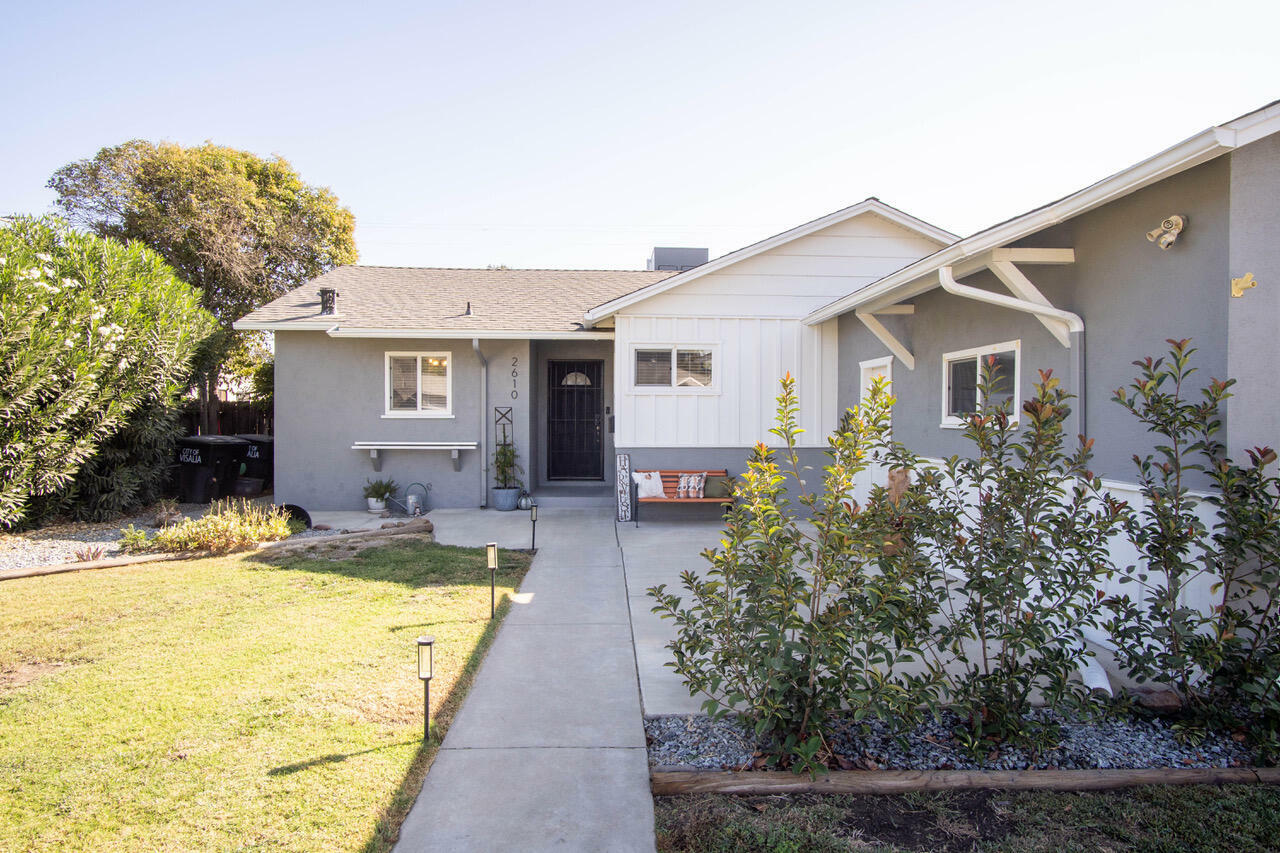 Property Photo:  2610 S Locust Street  CA 93277 