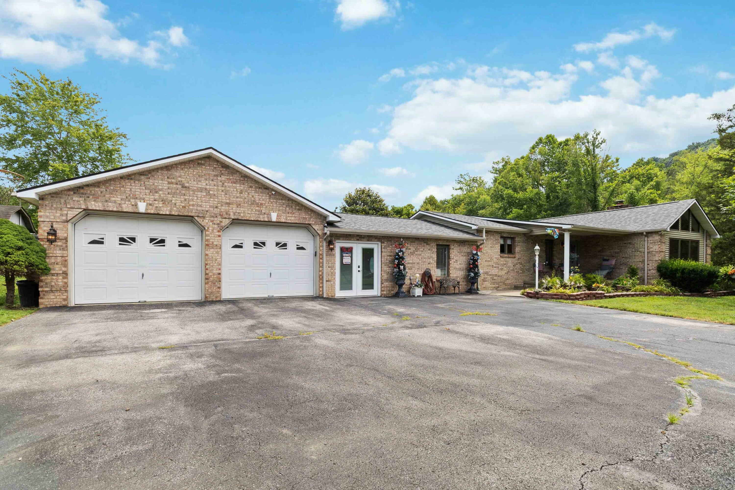 Property Photo:  37 Gina Court  KY 40906 