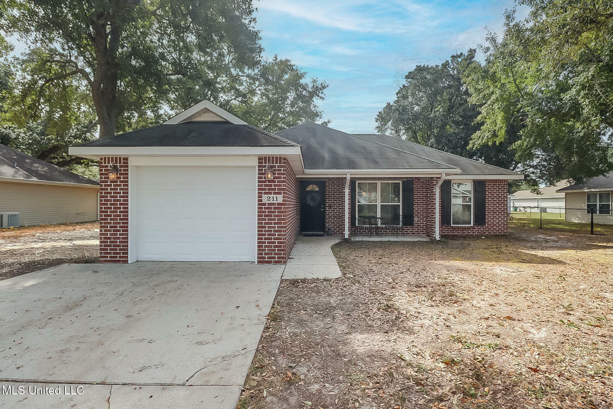 Property Photo:  211 Lantana Boulevard  MS 39560 