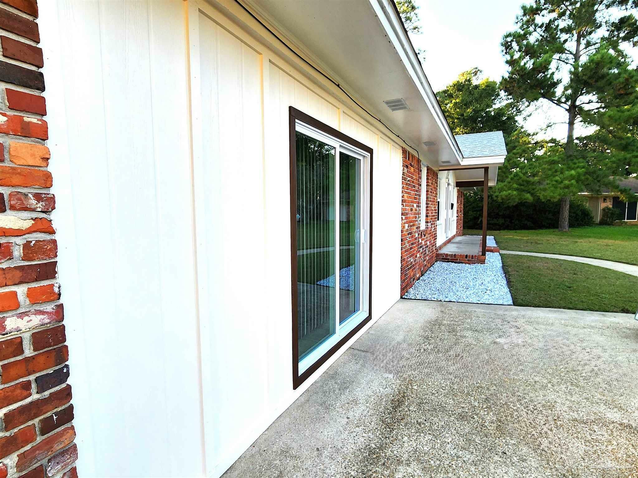 Property Photo:  5545 Homewood Rd  FL 32504 