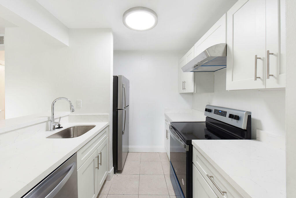 Property Photo: 504 Meadows Circle 504 FL 33436
