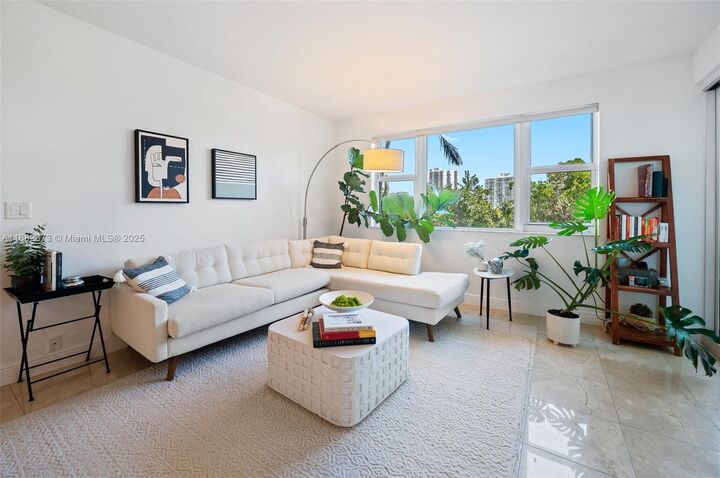 Property Photo: 20000 E Country Club Dr 314 FL 33180